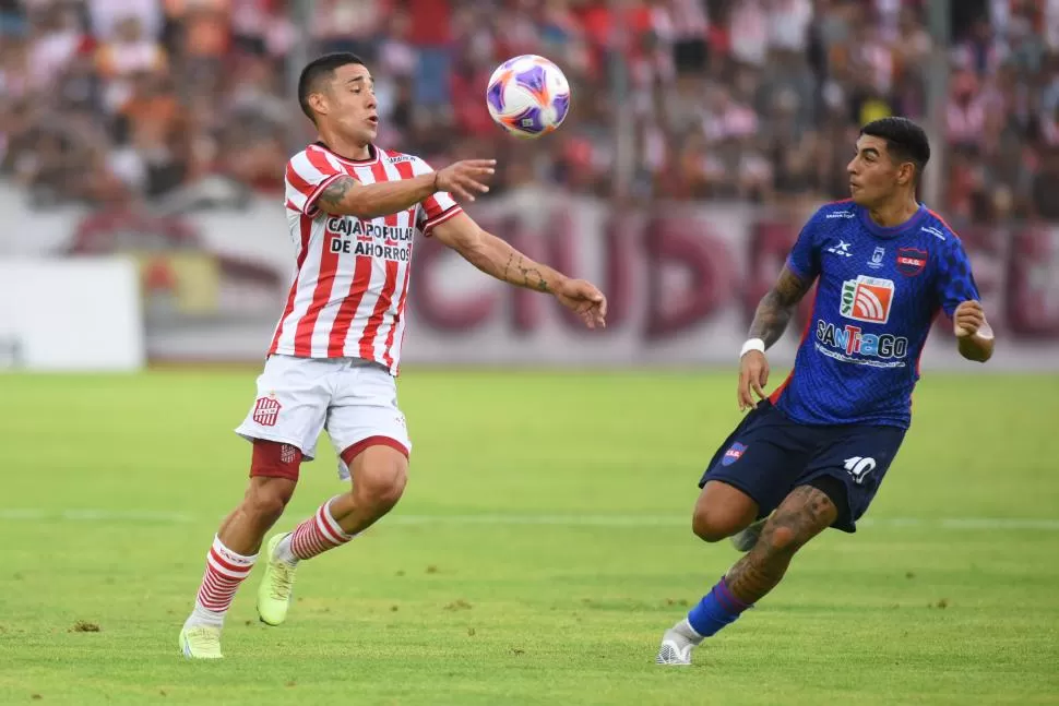 RODAJE PARA TODOS. Ante una gran cantidad de hinchas, Delfino paró dos equipos diferentes, con el objetivo de sumar minutos. Axel Bordón impuso su presencia en el lateral derecho.  la gaceta / fotos de diego araoz