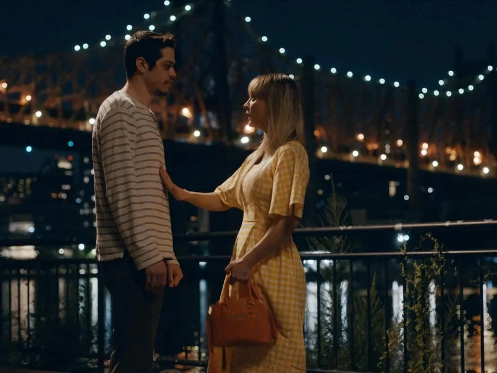 MANEJANDO EL TIEMPO. Kaley Cuoco y Pete Davidson protagonizan “Meet cute”, de Alex Lehmann, una comedia romántica que mezcla el amor con la ciencia ficción. 