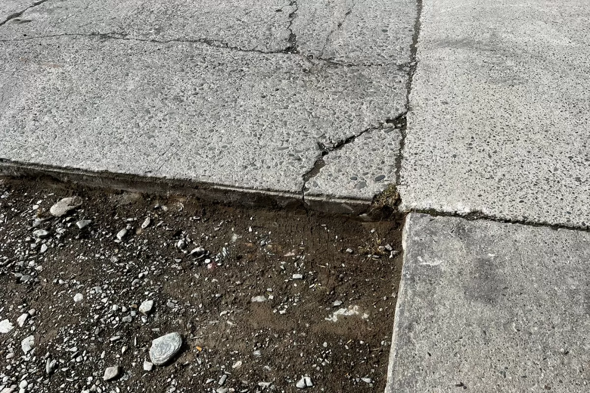 Yerba Buena: denuncian que una serie de baches dificultan la circulación en Mendoza al 2.600
