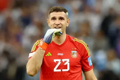 Las polémicas reglas anti Dibu Martínez que pretende implementar la FIFA en los penales