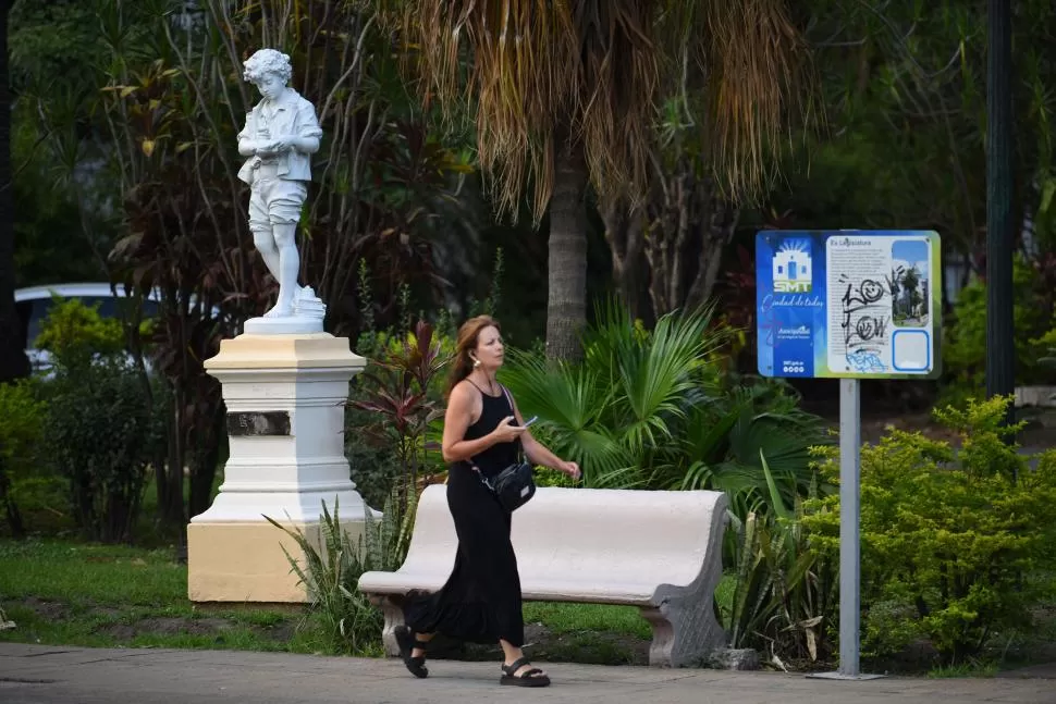 LA LECTURA. La histórica escultura está ubicada en avenida Sarmiento al 600, al frente de la ex Legislatura.   