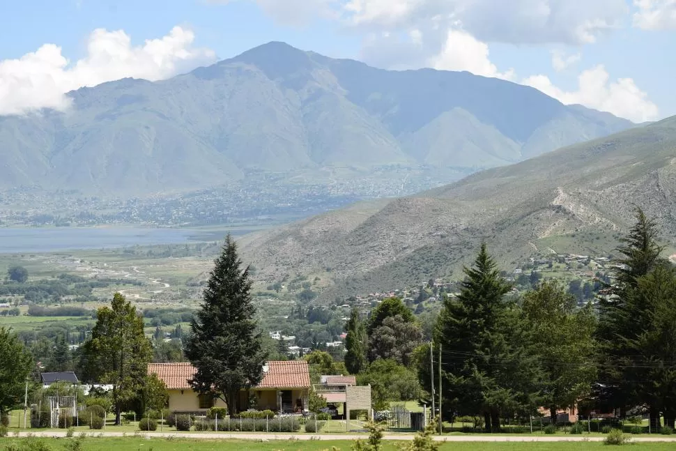 IMPONENTE. El Ñuñorco custodia el valle por el que pasaron miles de veraneantes y turistas durante este mes de enero. la gaceta / fotos de DIEGO ARAOZ