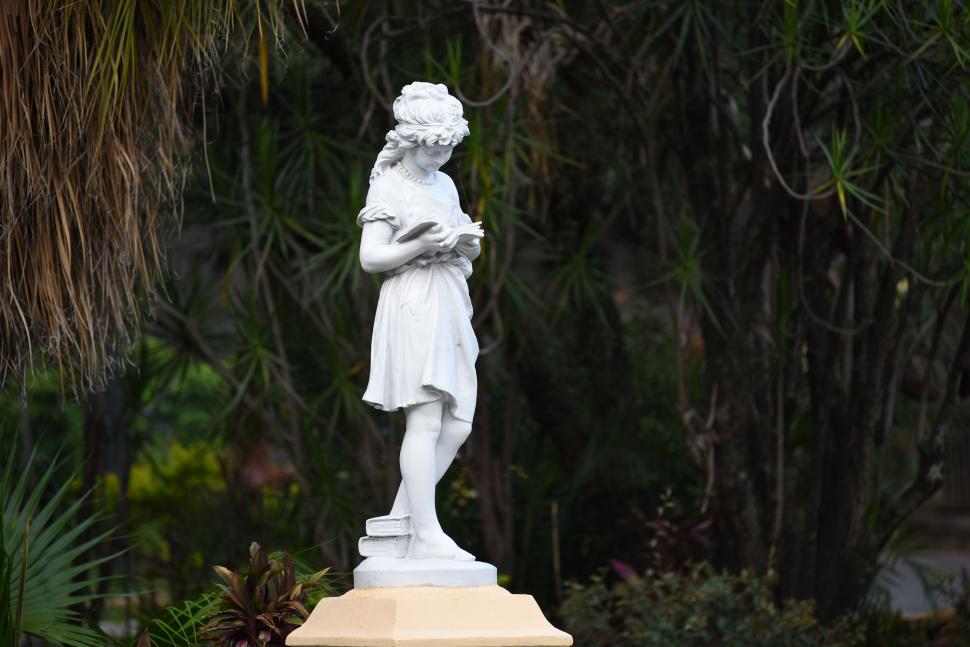 LA ESCRITURA. La escultura se emplazó también sobre la ex Legislatura.  la gaceta / fotos de diego araoz 