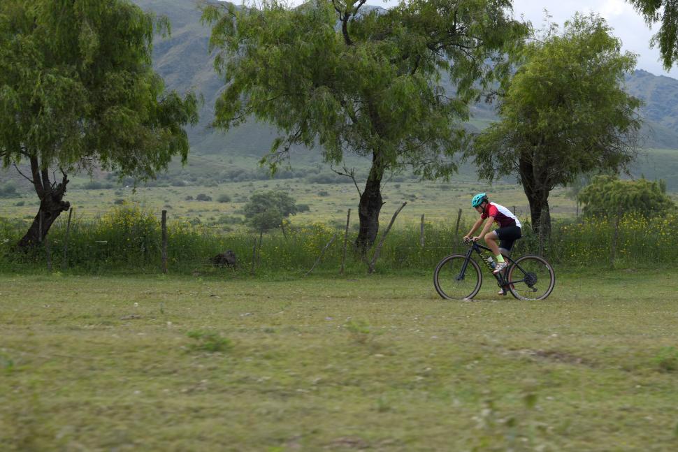 LA VUELTA AL VALLE. Un biker encara el desafío de “darle la vuelta” al Pelao, un clásico para deportistas.