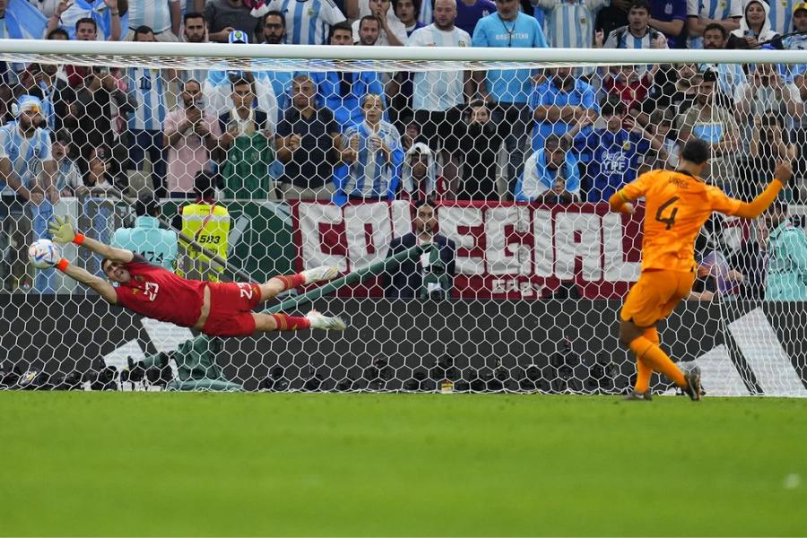 Dibu Martínez y una atajada fantástica (AP Photo/Natacha Pisarenko)