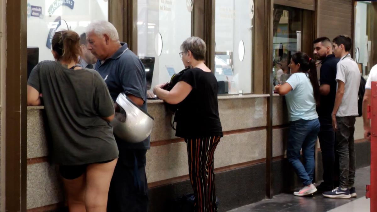 Recambio turístico: cientos de viajeros coparon la Terminal de Ómnibus