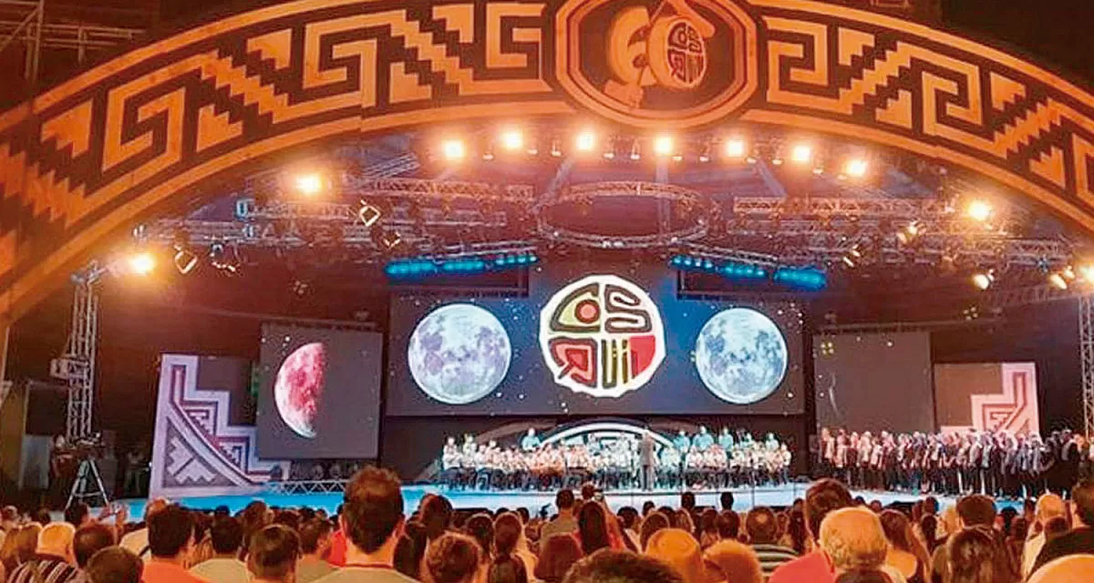 EN EL GRAN ESCENARIO. Decenas de bailarines, músicos y cantantes se ganaron los aplausos de miles de espectadores el domingo pasado. 