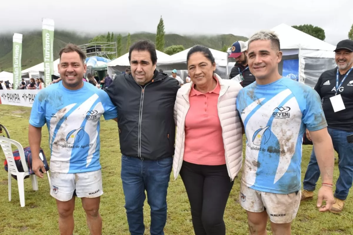 EN TAFÍ. El legislador Mansilla y la intendenta de Aguilares, Elia Fernández de Mansilla, con jugadores del seven.