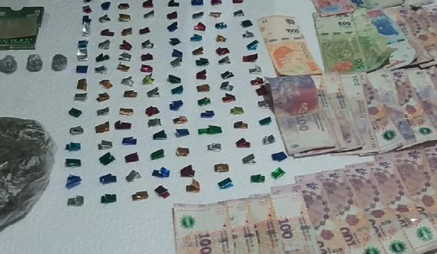DROGA Y DINERO incautados en el allanamiento. 