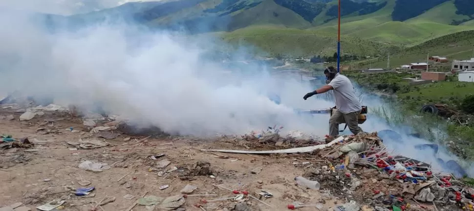 BASURAL EN EL MOLLAR. Operarios fumigan en la zona donde se generó la polémica por el reclamo vecinal. prensa gobierno de tucuman 