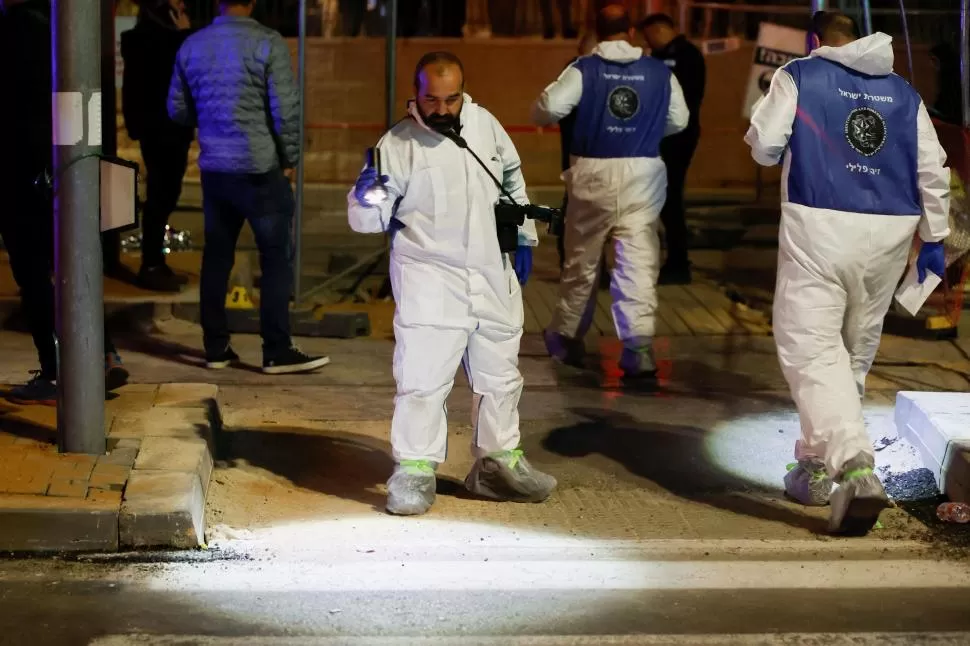 HORROR. Un perito trabaja en las inmediaciones de la sinagoga. 