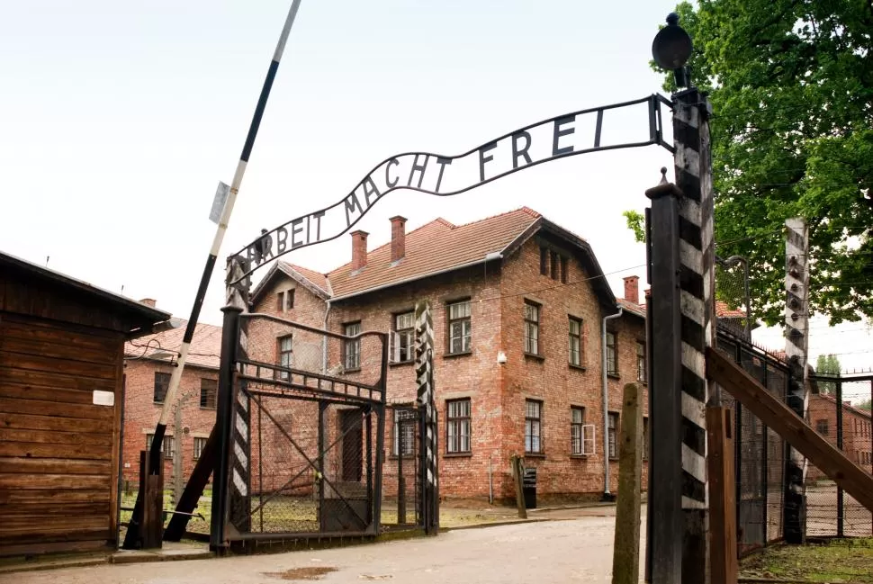 AUSCHWITZ. Así luce la entrada al campo de concentración en el que fueron asesinadas miles de personas y que funciona como faro de la memoria. 