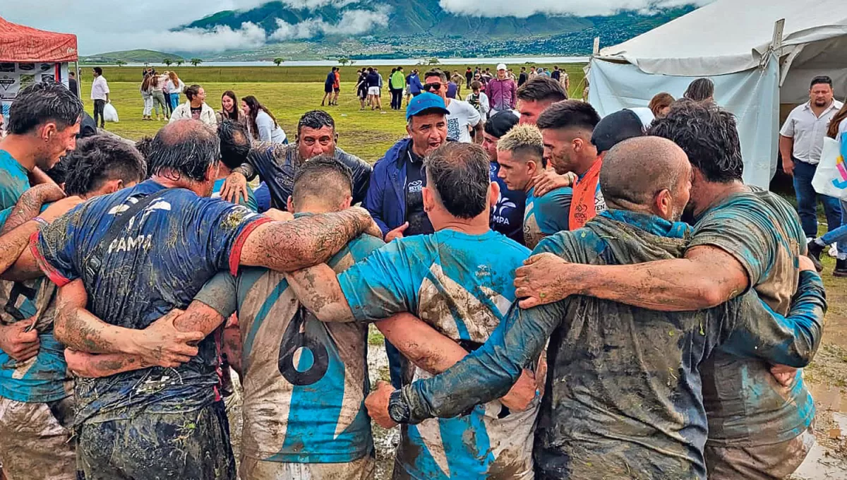 UN MOMENTO ESPECIAL. Los entrenadores arengan a los jugadores que debutaron en el torneo de Tafí del Valle. 