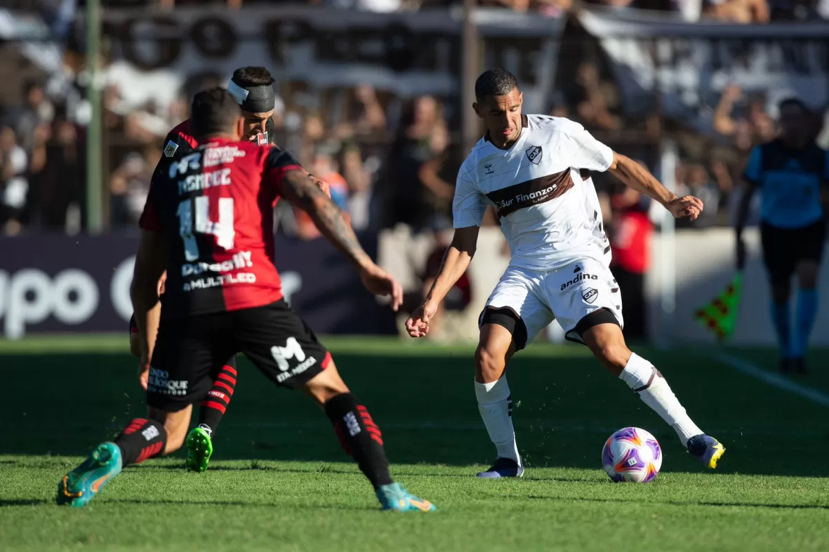 PRIMERA FECHA. Newell's y Platense igualaron en su debut en la LPF.