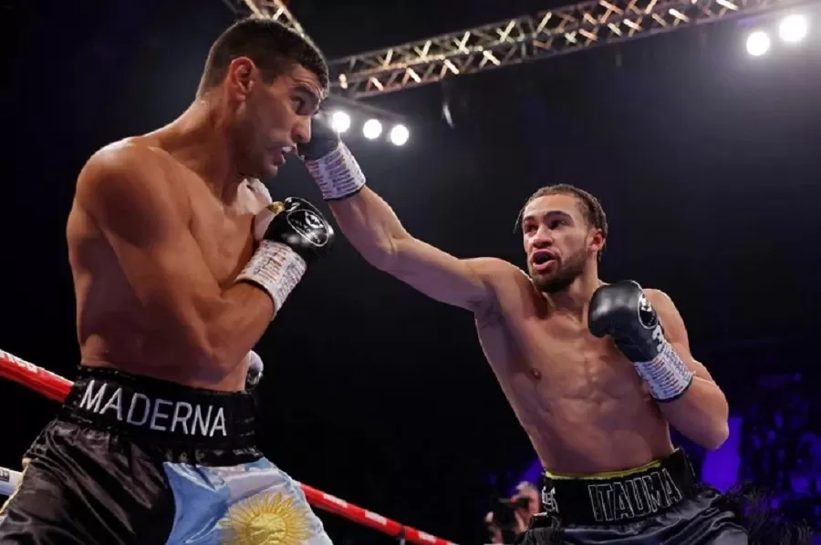 Karol Itauma busca conectar a Ezequiel Maderna. El argentino dio el golpe en Wembley. 