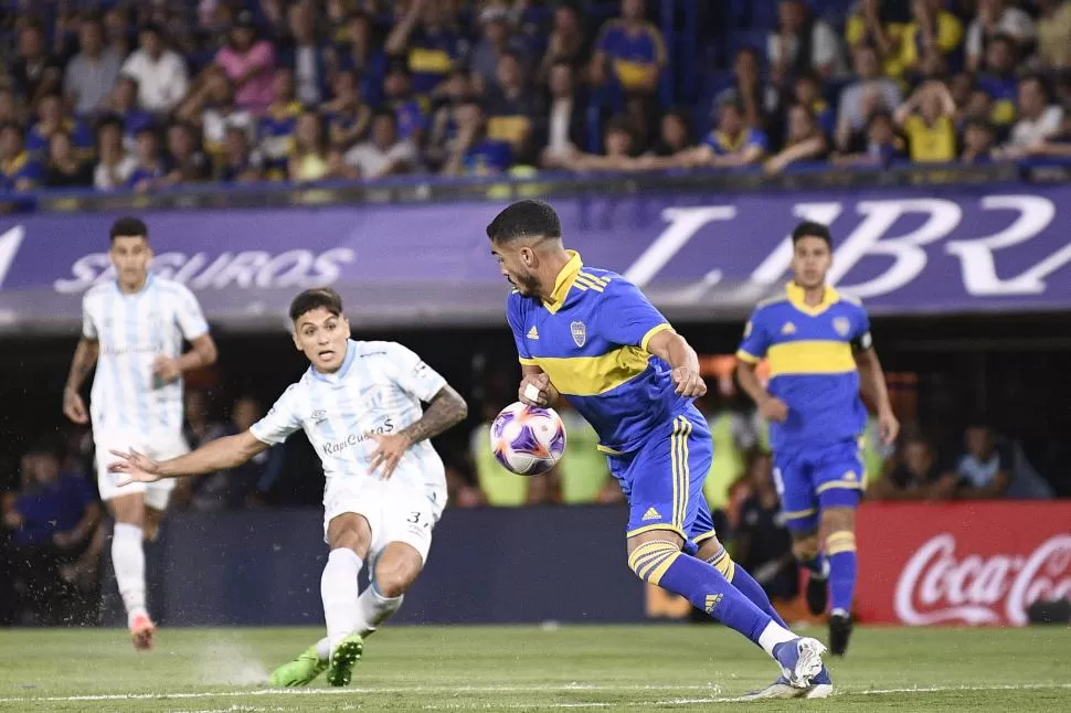 PELIGROSO. Mateo Coronel fue el jugador más desequilibrante en el ataque de Atlético. El delantero fue una pesadilla para la defensa del local; estuvo cerca de marcar. 