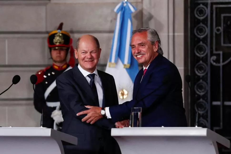 SALUDO. Olaf Scholz y Alberto Fernández en el palacio San Martín. reuters 