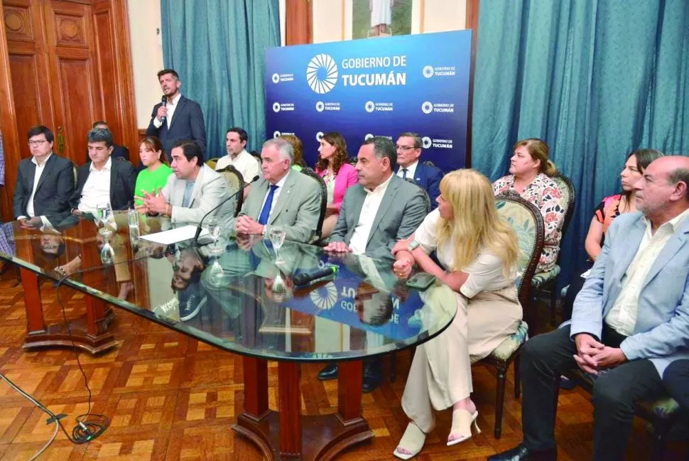 EN CASA DE GOBIERNO. Osvaldo Jaldo, Sergio Mansilla y Fabián Soria, durante un anuncio reciente. comunicación pública