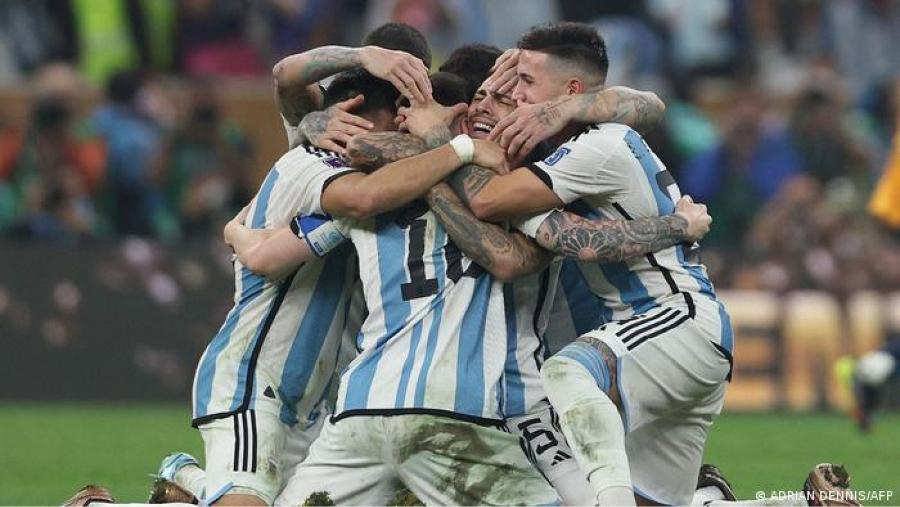 El emocionante abrazo luego del penal de Montiel.