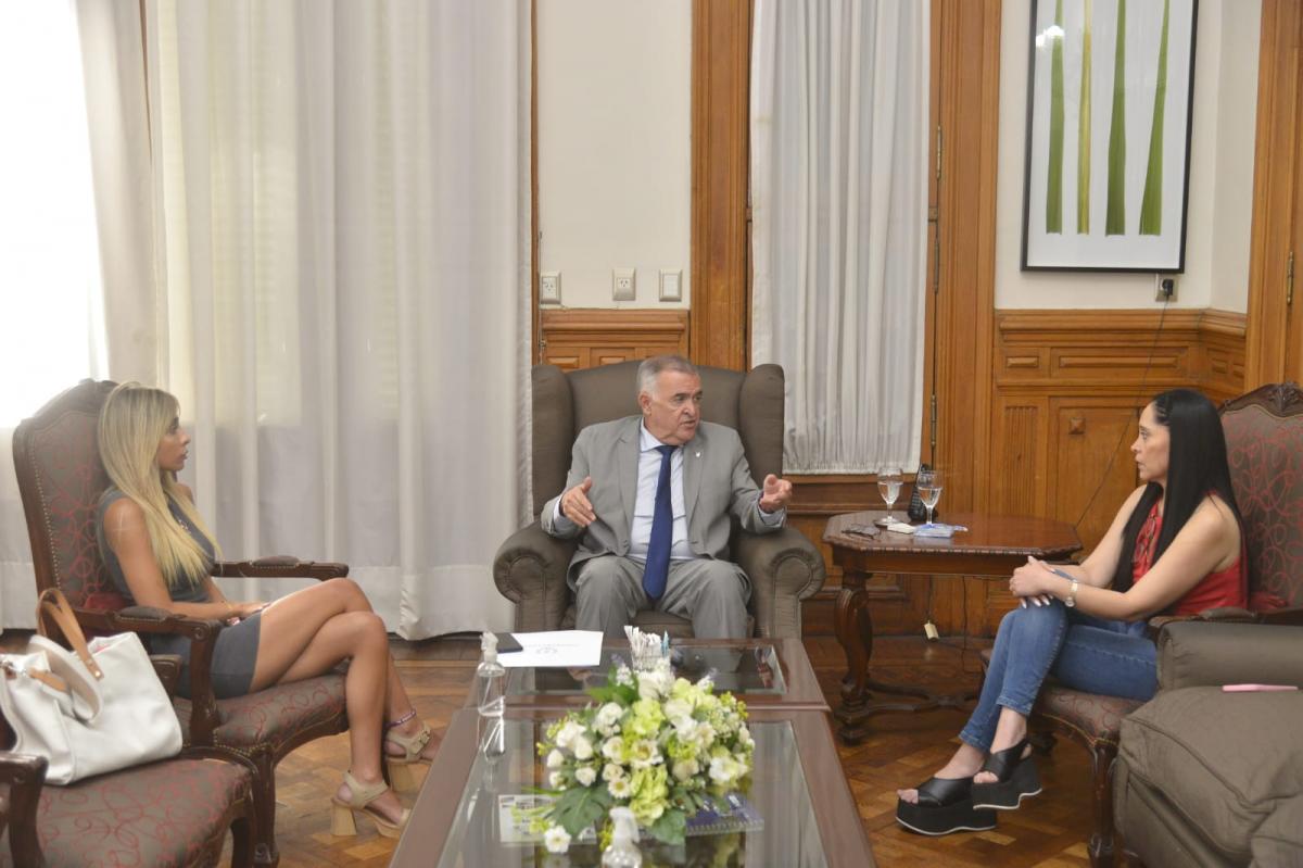 EN CASA DE GOBIERNO. Raquel Graneros y su madre, Alejandra Cejas, junto al gobernador Osvaldo Jaldo. Foto de Comunicación Pública