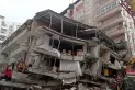 El momento en el que colapsa un edificio en Turquía, tras el terremoto