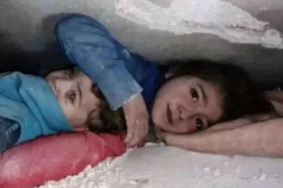 Terremoto en Turquía: una nena protegió a su hermano por horas bajo los escombros