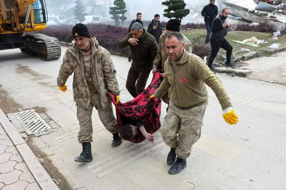 TRASLADOS. Cuerpos rescatados de un edificio en Hatay, Turquía. 