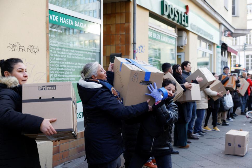 SOLIDARIDAD. La comunidad recibe y organiza las donaciones.