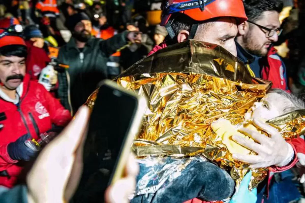 Terremoto en Turquía: un recién nacido y su madre fueron rescatados luego de cuatro días en los escombros