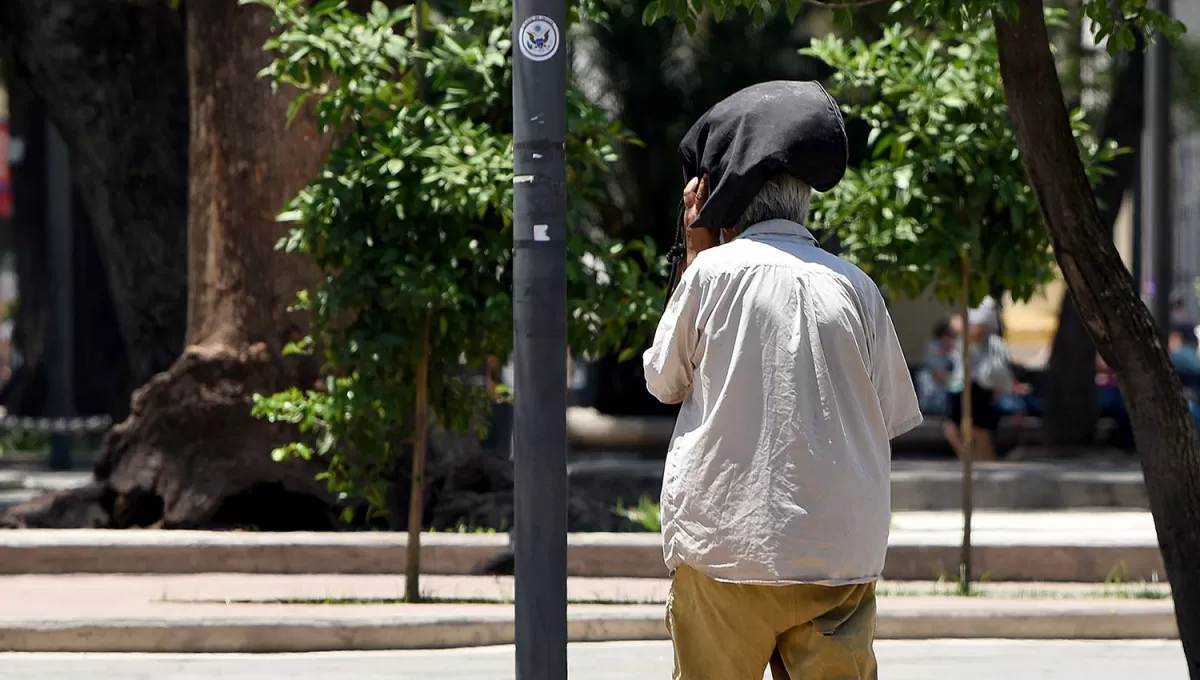 CUIDADOS. Las altas temperaturas obligarán a los tucumanos a tomar recaudos para no sufrir un golpe de calor.