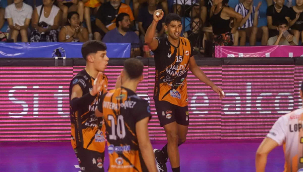 FESTEJO. Karim Luna celebra cerrando el puño; va al encuentro de Pablo Urchevich y Juan Manuel Vásquez que están a punto de chocar sus palmas.