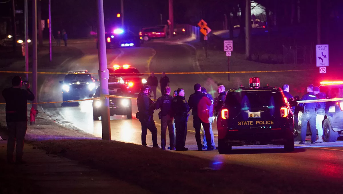 POR LA NOCHE. El tirador llegó al campus de la Universidad de Michigan alrededor de las 20 del lunes y atacó en dos edificios.