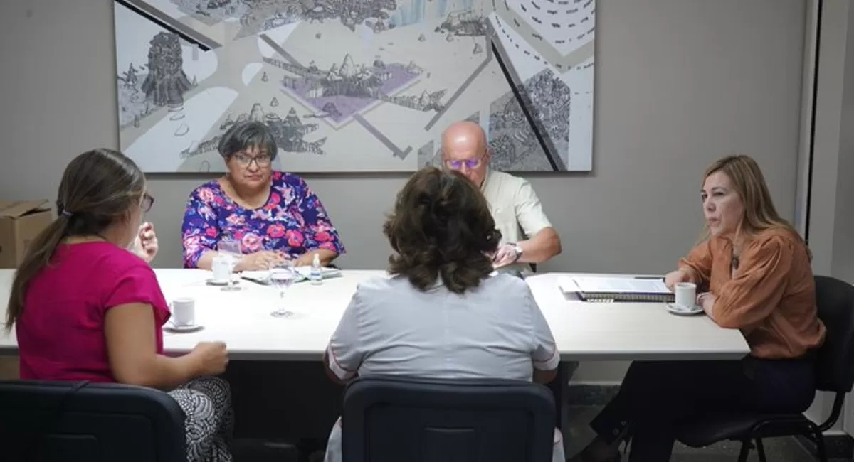 REUNIÓN. La senadora de JxC recibió a los representantes del sindicato de autoconvocados de la salud. 