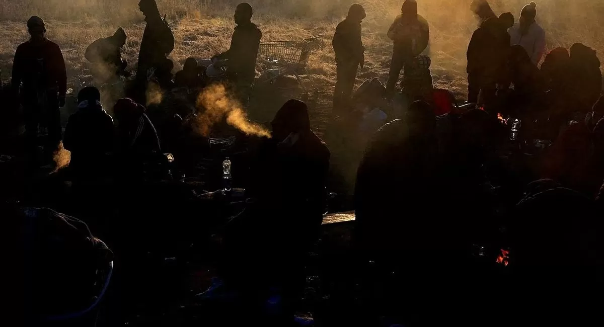 SOBREVIVIR. Refugiados desafían el frío en un campo congelado después de huir de Ucrania debido a la invasión rusa en el puesto de control fronterizo en Medyka, Polonia. 