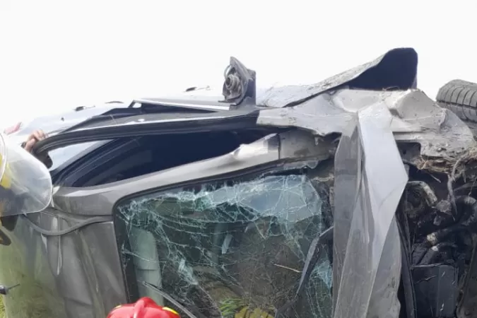 TRAGEDIA. Momento en el que los bomberos rescatan a los sobrevivientes. 