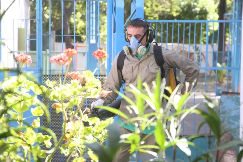 OPERATIVOS. Ayer se realizaron fumigaciones y tareas preventivas en los barrios donde hay casos de dengue. 