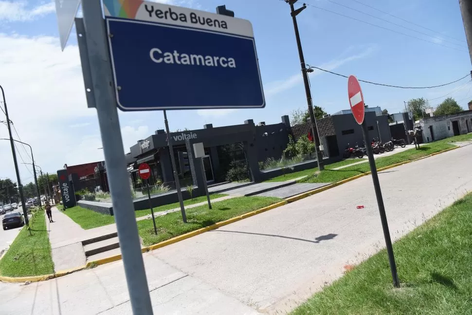 PROHIBICIONES. La calle Catamarca (que luego se convierte en Chubut) se volvió también de un solo sentido. 