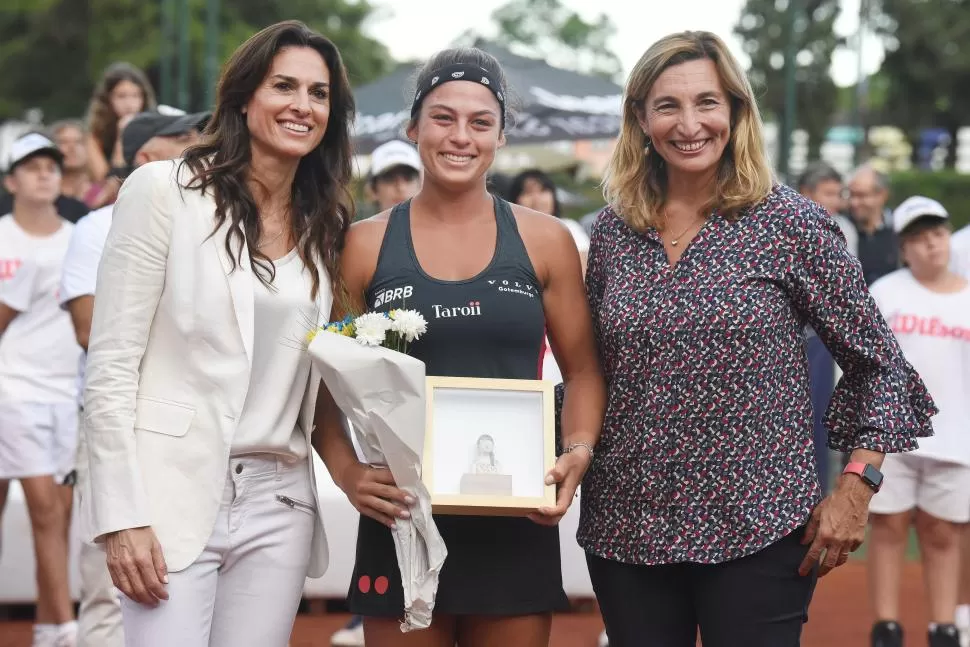 RECUERDO. Sabatini, Alves y Paz durante la premiación del año pasado. 