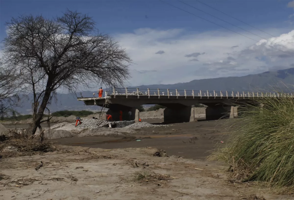 Proponen una solución rápida para reutilizar el puente caído sobre el río Santa María