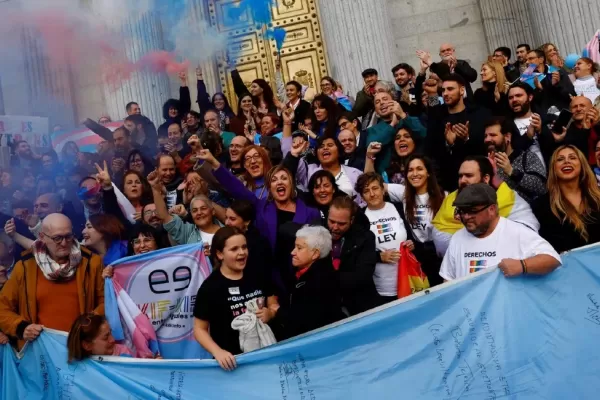 España aprobó la ley que permite el libre cambio de género a partir de los 16 años