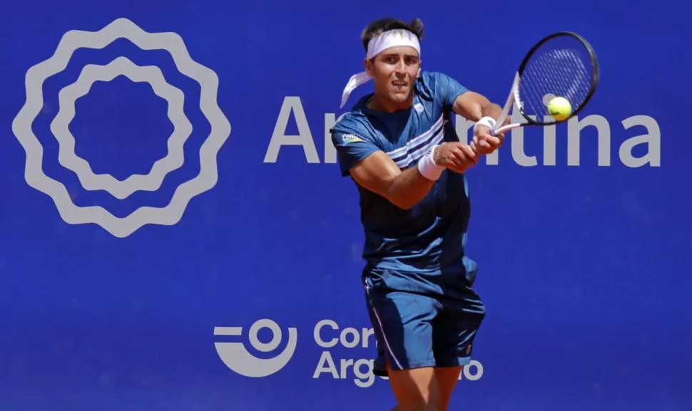 GRAN VICTORIA. Tomás Etcheverry doblegó al español Carballes Baena y se metió entre los ocho mejores del Argentina Open. Va en ascenso. @ArgentinaOpen 