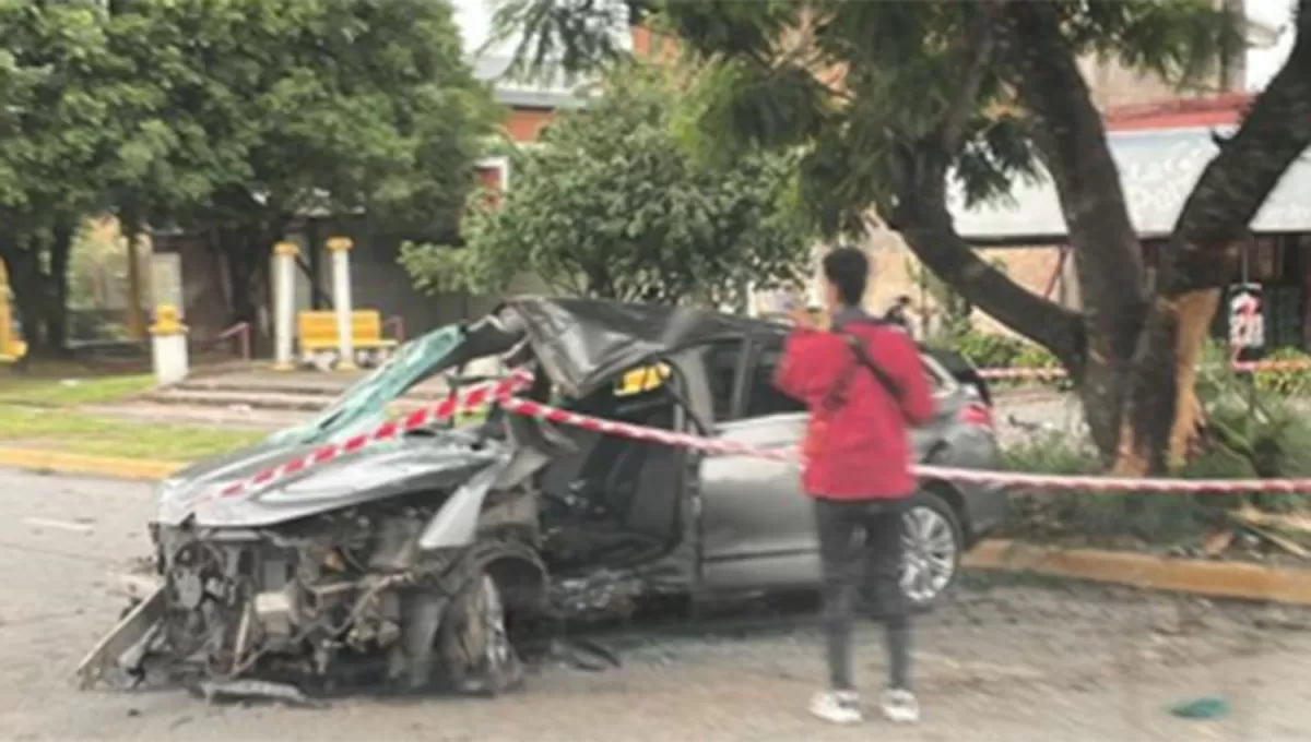 HACIA EL CENTRO. El auto siniestrado se habría dirigido de oeste a este, por avenida Perón.