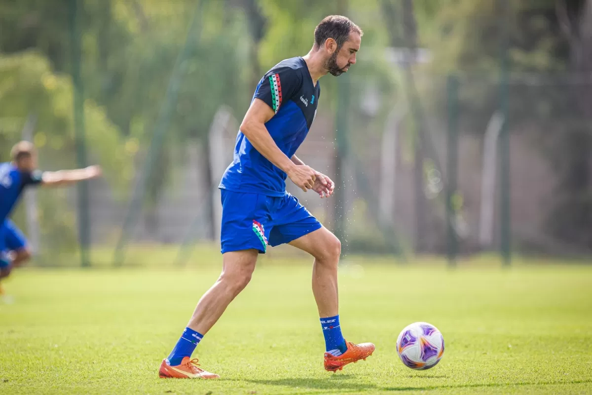 Godín reaparecería ante Atlético Tucumán luego de un largo parate