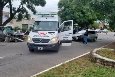 Otro auto chocó a metros del accidente ocurrido esta mañana en avenida Perón