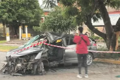 Un auto chocó y arrancó un poste en la avenida Perón