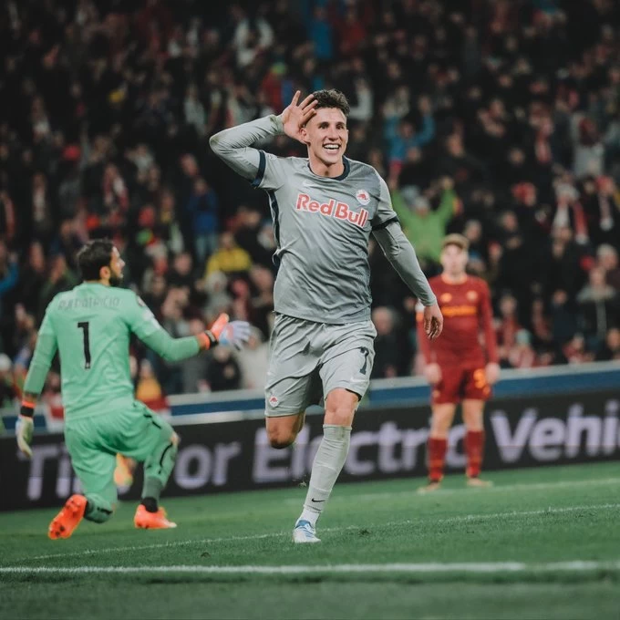 CABEZAZO CERTERO Y A COBRAR. Así celebró Capaldo su gol a Roma. 