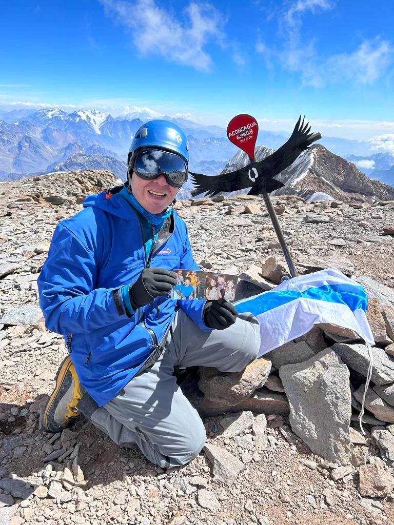 EN LA CIMA. Luego de 12 horas de caminata, el 18 de diciembre finalmente Hugo Amarillo pisó cumbre. 