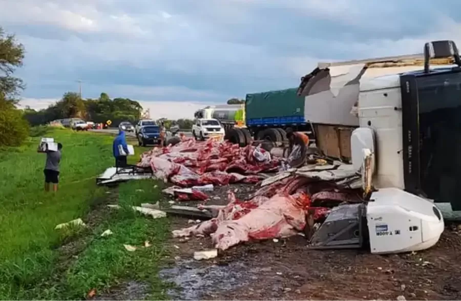 La mercadería quedó esparcida sobre la calzada de la Ruta 9. (Foto: Diario A24)