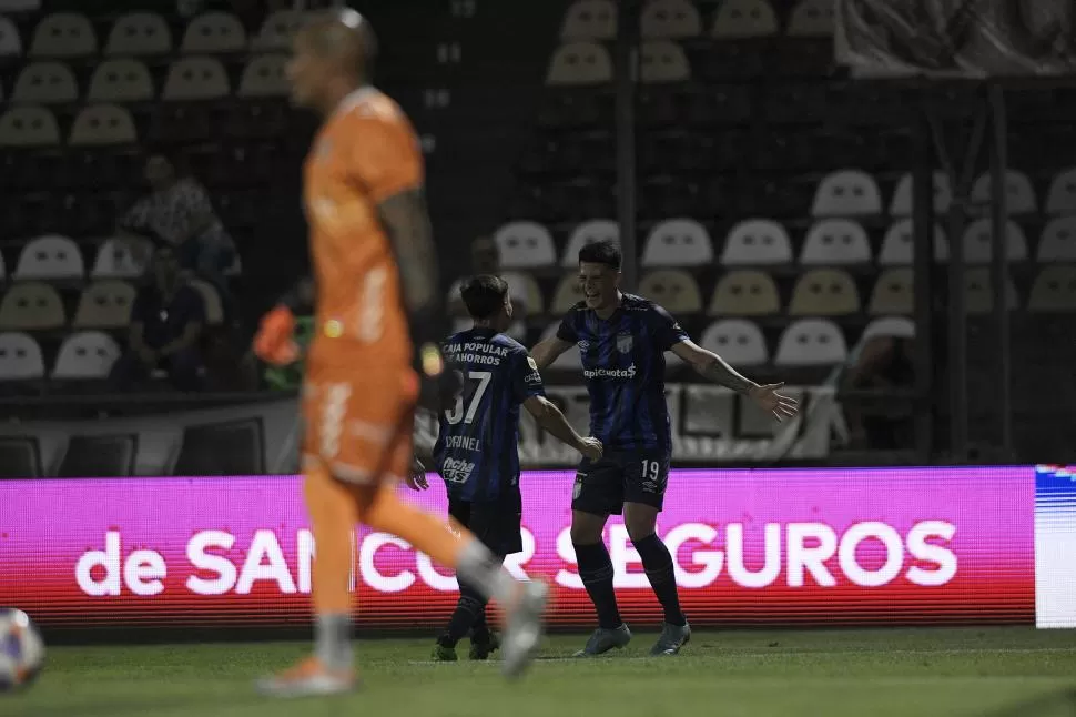 GRITO SAGRADO. Mateo Coronel se acerca a saludar a Marcelo Estigarribia, que festeja su gol. El tanto ante Platense fue el primero de Atlético en el torneo.  