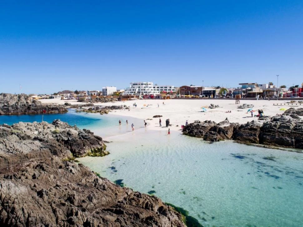 BAHÍA INGLESA. Constituye un lugar paradisiaco en pleno desierto de Atacama y se convirtió en el sitio perfecto para practicar kitesurf. 